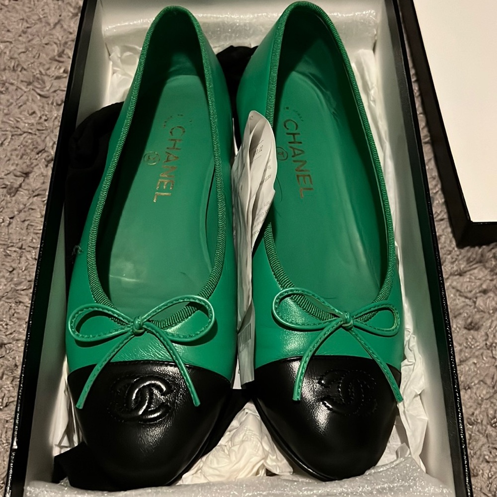 Like new only worn once green/ black classic chanel flat